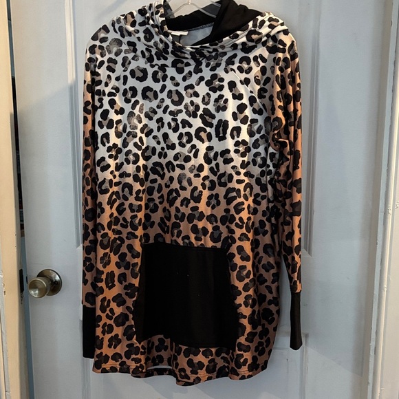 LuLaRoe Black and White Patterned Garment - Picture 1 of 4